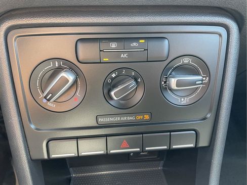 Used 2018 Volkswagen Beetle 2.0T FWD image 32