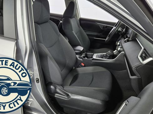 Used 2021 Toyota RAV4 LE image 33