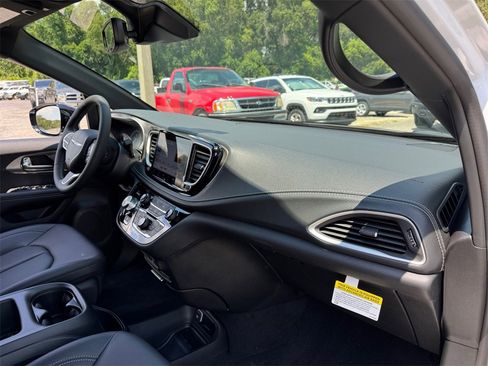 New 2026 Chrysler Pacifica Select image 16