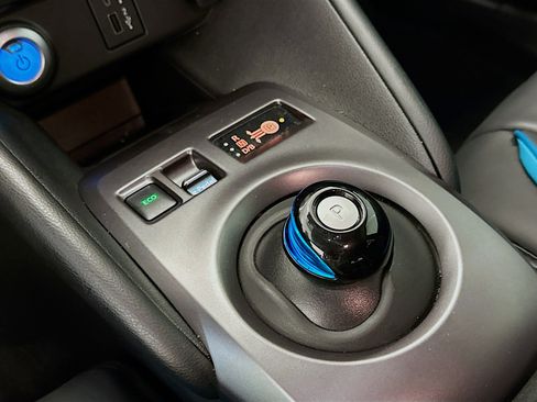 Used 2025 Nissan Leaf S image 24