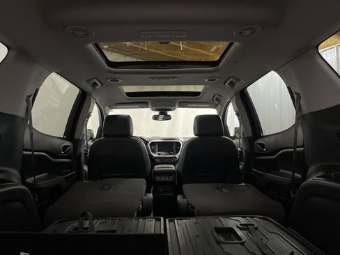 Used 2023 GMC Acadia SLT w/ Preferred Package image 16