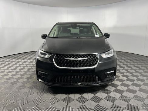 Certified 2024 Chrysler Pacifica Limited image 6