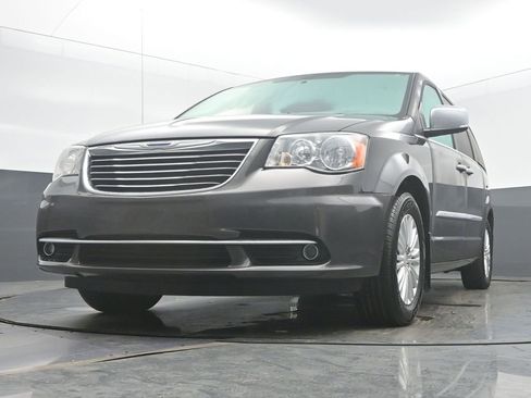 Used 2015 Chrysler Town & Country Limited image 46