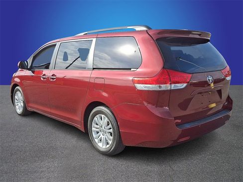 Used 2014 Toyota Sienna XLE image 6