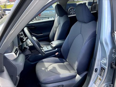 Used 2023 Toyota Highlander L FWD image 11