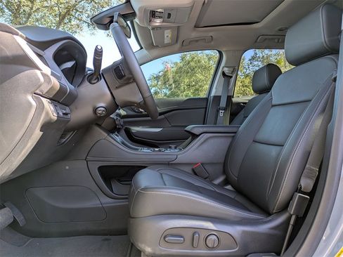 Used 2023 GMC Acadia SLT w/ Elevation Edition image 2