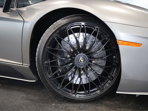 Used 2018 Lamborghini Aventador S image 12