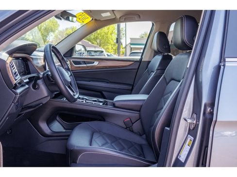 Used 2025 Volkswagen Atlas SE AWD/4WD image 17