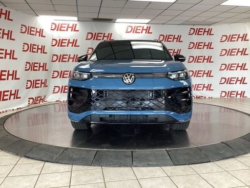 Used 2025 Volkswagen Tiguan SE R-Line AWD/4WD image 2