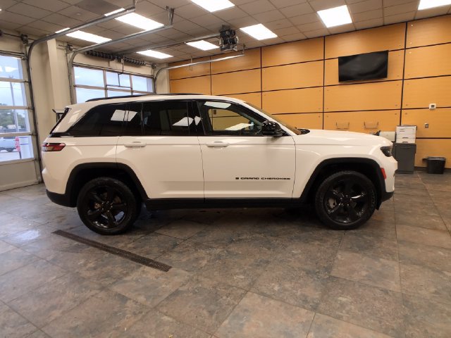 Used 2023 Jeep Grand Cherokee Limited w/ Black Appearance Package AWD/4WD image 8