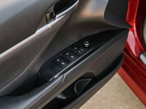 Used 2018 Toyota Camry XLE image 43