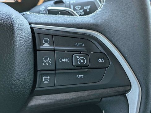 Used 2023 Jeep Grand Cherokee Limited w/ Black Appearance Package AWD/4WD image 26