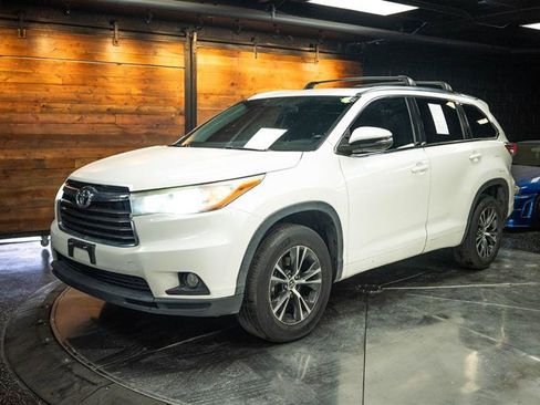 Used 2016 Toyota Highlander XLE FWD image 2