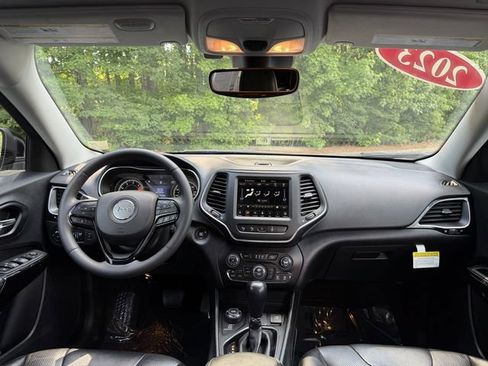 Used 2023 Jeep Cherokee Altitude Lux AWD/4WD image 34
