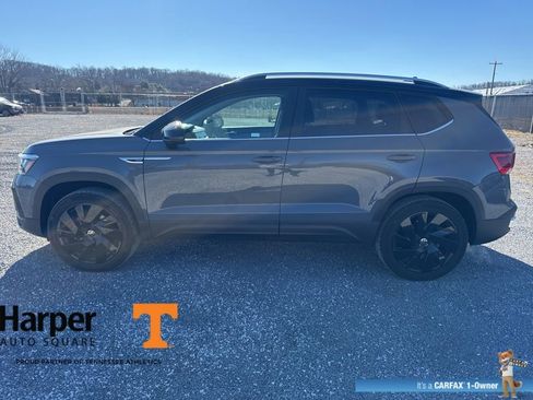 Used 2024 Volkswagen Taos SE w/ Panoramic Sunroof Package image 2