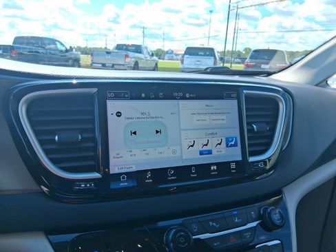 Used 2023 Chrysler Pacifica Touring-L FWD image 16