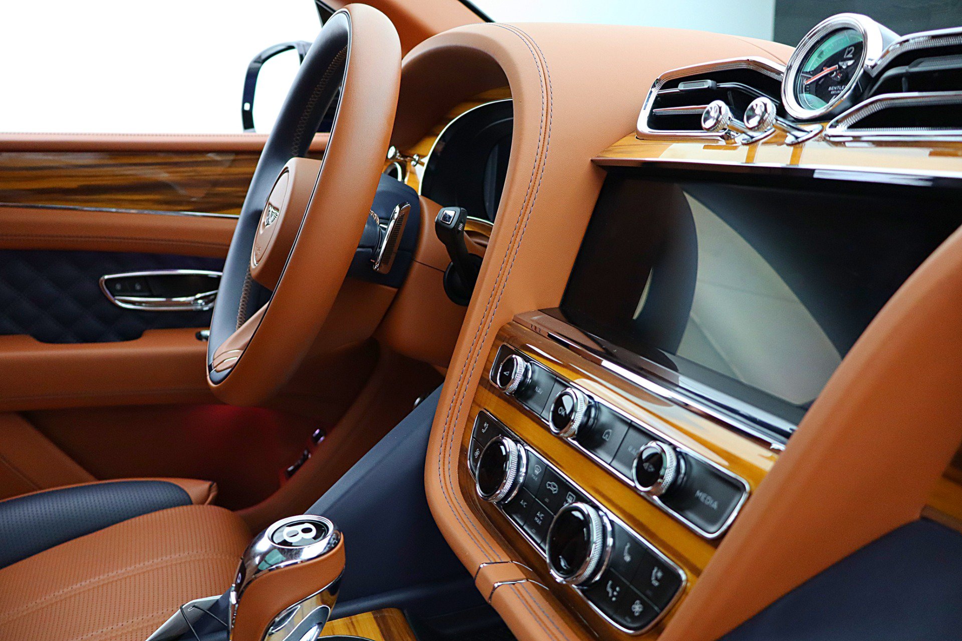 Certified 2022 Bentley Bentayga AWD/4WD image 26