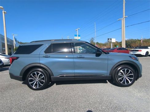 Used 2025 Ford Explorer ST-Line image 4