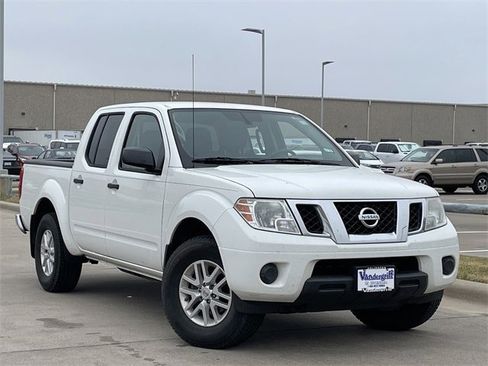 Used 2019 Nissan Frontier SV image 2
