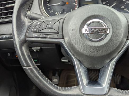 Used 2017 Nissan Rogue SV image 15