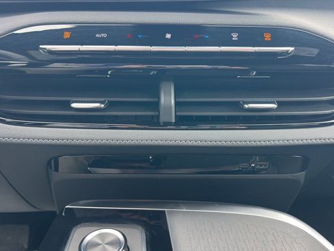 Used 2025 Buick Enclave Sport Touring image 20