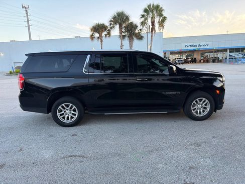 Used 2022 Chevrolet Suburban LT AWD/4WD image 4