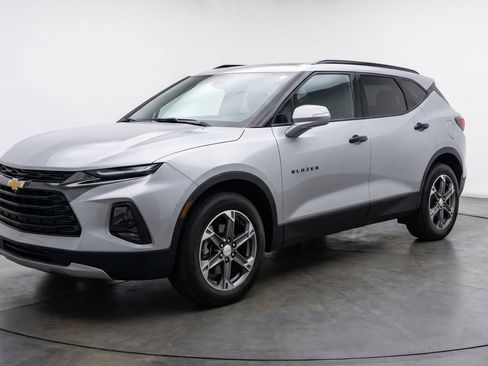 Used 2025 Chevrolet Blazer LT FWD image 3