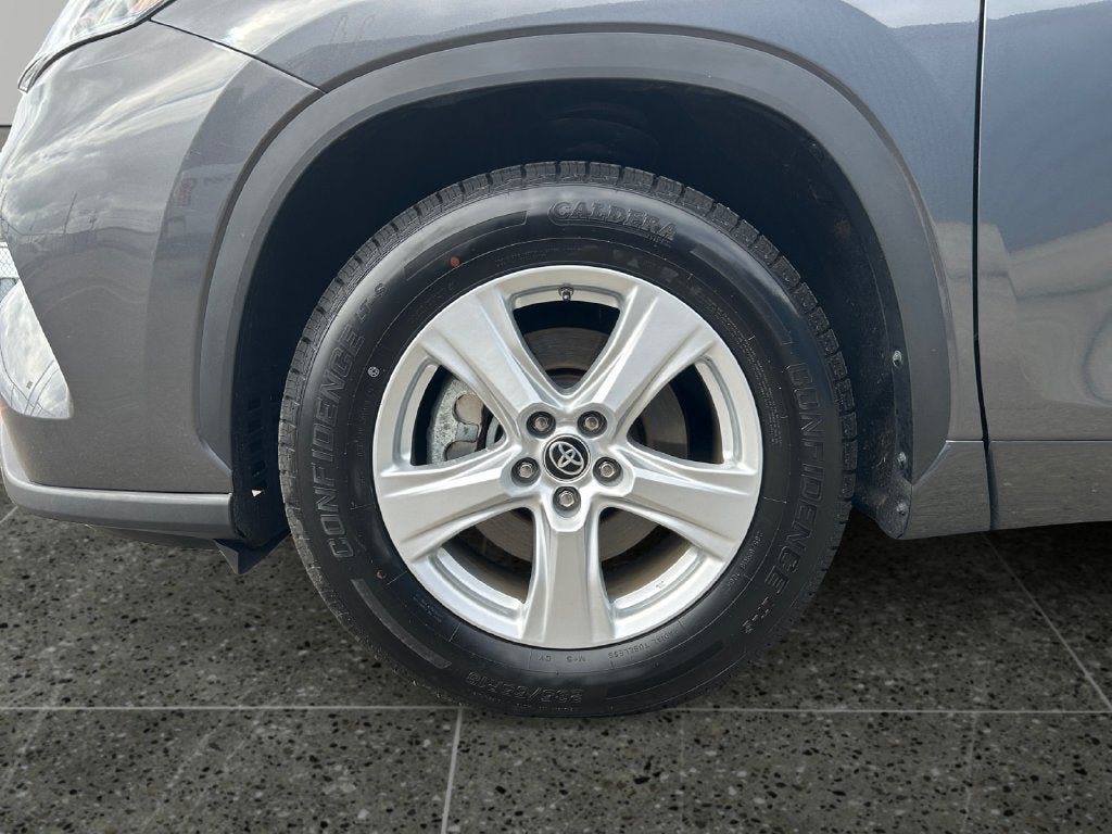 Used 2023 Toyota Highlander L FWD image 5
