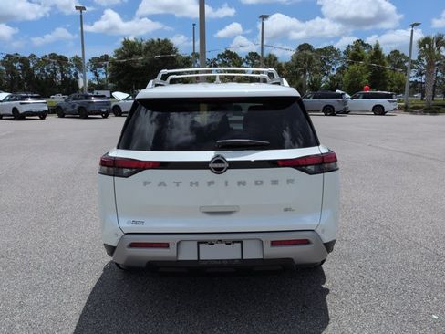 Used 2024 Nissan Pathfinder SL FWD image 6