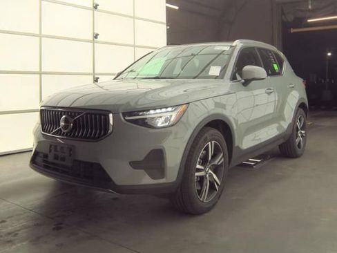 Used 2025 Volvo XC40 B5 Core AWD/4WD image 1