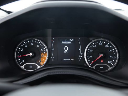 Used 2016 Jeep Renegade Latitude FWD image 32