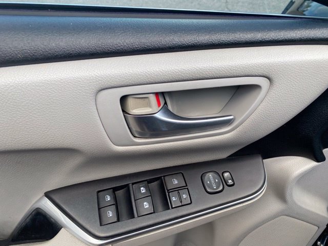 Used 2015 Toyota Camry SE FWD image 13