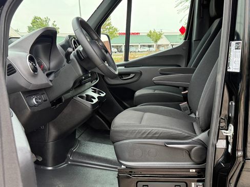 Used 2025 Mercedes-Benz Sprinter 2500 image 11