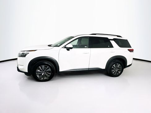 Used 2024 Nissan Pathfinder SV image 4