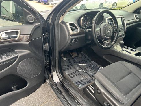 Used 2012 Jeep Grand Cherokee Laredo w/ Laredo E Group AWD/4WD image 17