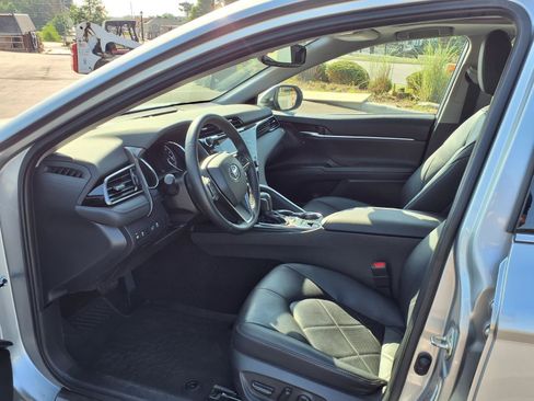Certified 2019 Toyota Camry XLE FWD image 19
