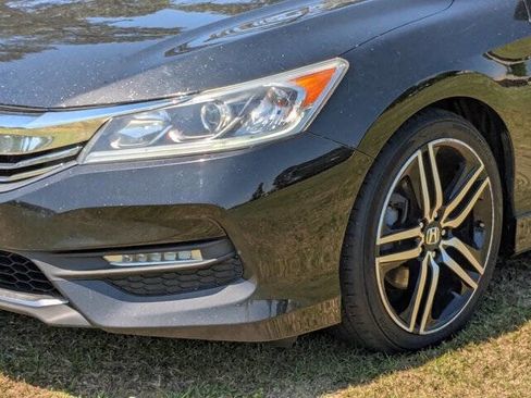 Used 2017 Honda Accord Sport image 9