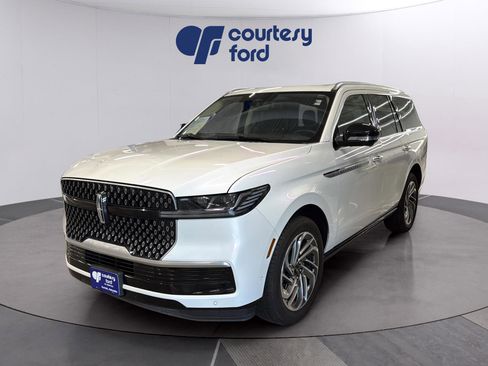 Used 2025 Lincoln Navigator Reserve AWD/4WD image 4