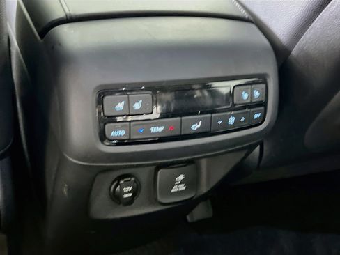 Used 2023 Hyundai Palisade Limited w/ Winter Package AWD/4WD image 27