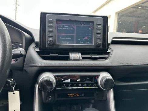 Used 2019 Toyota RAV4 LE FWD image 8