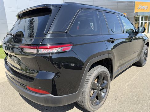 Used 2023 Jeep Grand Cherokee Limited w/ Black Appearance Package AWD/4WD image 3