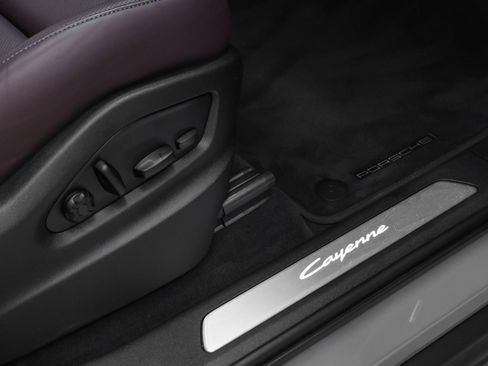 Used 2025 Porsche Cayenne E-Hybrid image 21