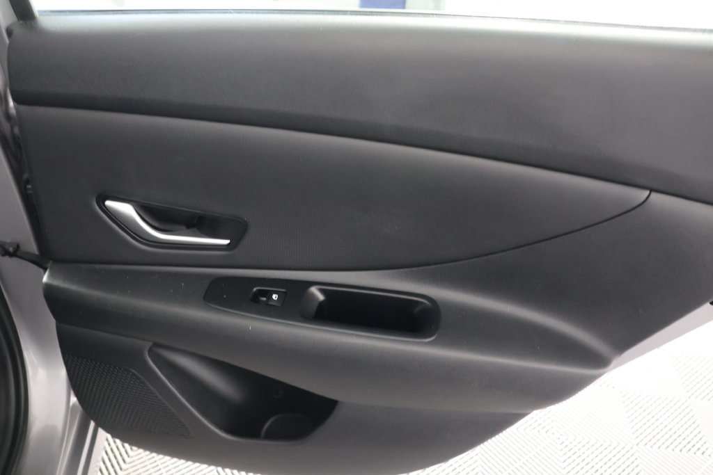 Used 2025 Hyundai Elantra SEL FWD image 28