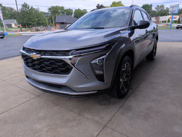 Used 2025 Chevrolet Trax LT FWD image 4