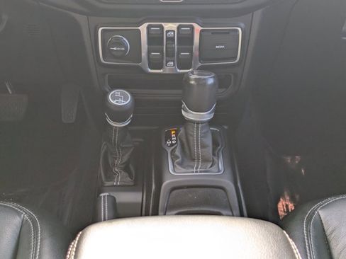 Used 2020 Jeep Wrangler Unlimited Sahara image 16