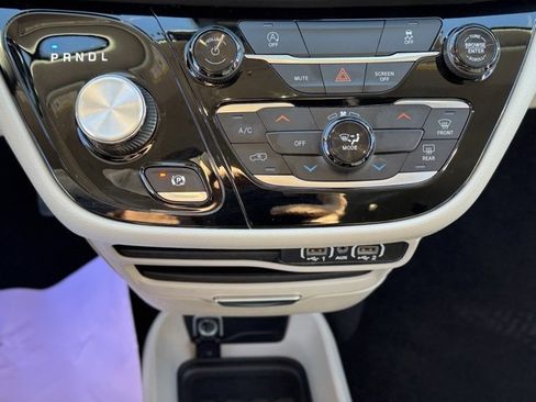 Certified 2023 Chrysler Voyager LX image 18