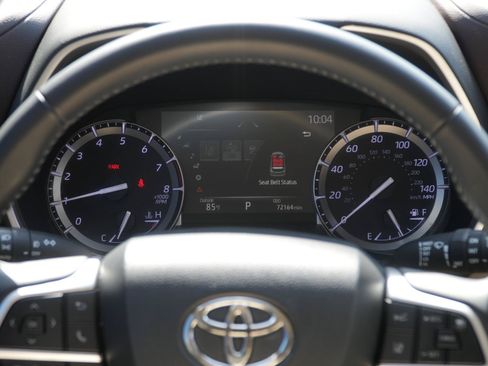 Used 2022 Toyota Highlander XLE FWD image 26