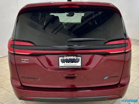 Used 2023 Chrysler Pacifica Limited w/ Uconnect Theater Family Group FWD image 4