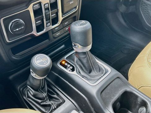 Used 2018 Jeep Wrangler Unlimited Sahara AWD/4WD image 27