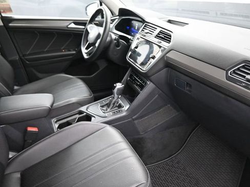 Used 2023 Volkswagen Tiguan SE w/ Panoramic Sunroof Package FWD image 22